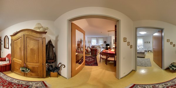 Panoramabild des voll ausgestatteten Bewohnerzimmers