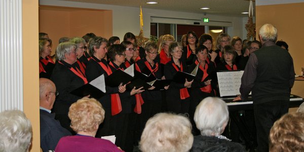 Der Chor der Gemeinde singt im Seniorenheim