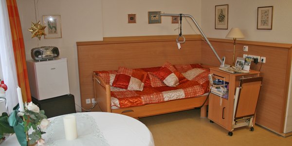 Bewohnerzimmer ausgestattet mit einem Pflegebett