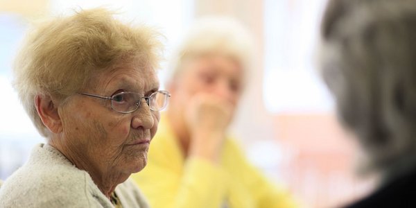 Zwei Seniorinnen unterhalten sich 