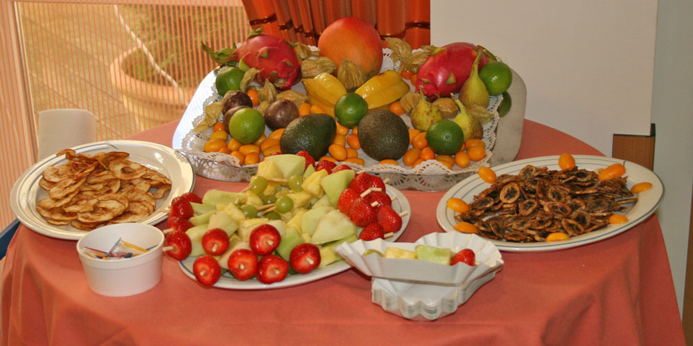 Ein gedeckter Tisch mit allerlei frischem Obst