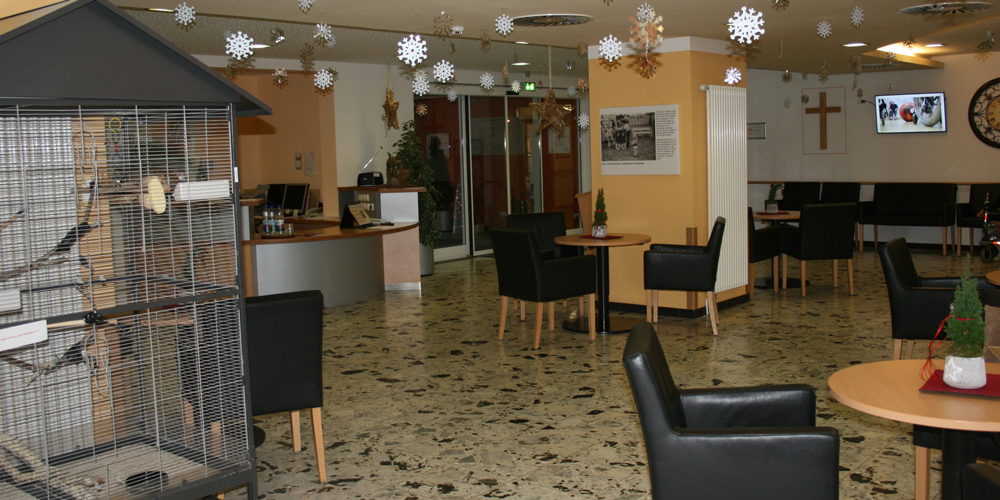 Blick in die geräumige Cafeteria des Seniorencentrums